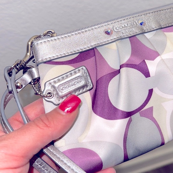 DIVORCE CLEARANCE-TAKING OFFERS Beautiful Coach Wristlet - Picture 5 of 8